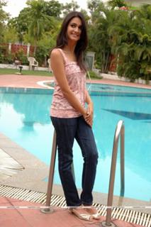 Kriti Kharbanda feet photo thumbnail