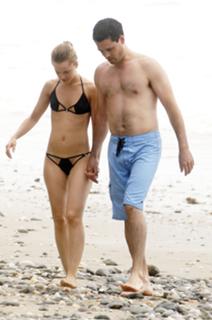 Mena Suvari feet photo thumbnail