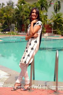 Kriti Kharbanda feet photo thumbnail