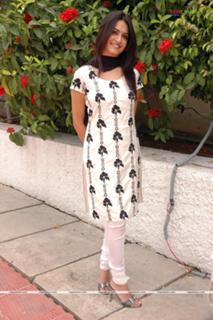 Kriti Kharbanda feet photo thumbnail