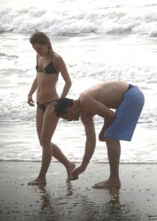 Mena Suvari feet photo thumbnail