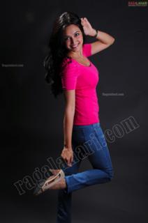 Kriti Kharbanda feet photo thumbnail