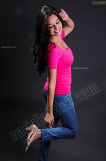 Kriti Kharbanda feet photo thumbnail