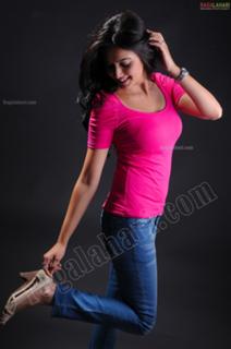 Kriti Kharbanda feet photo thumbnail