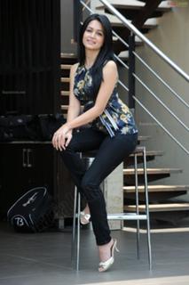 Kriti Kharbanda feet photo thumbnail