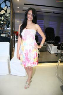 Kriti Kharbanda feet photo thumbnail