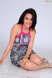 Kriti Kharbanda feet photo thumbnail