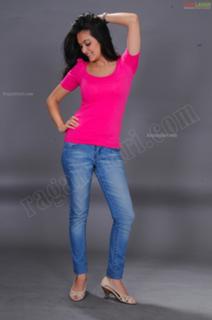 Kriti Kharbanda feet photo thumbnail