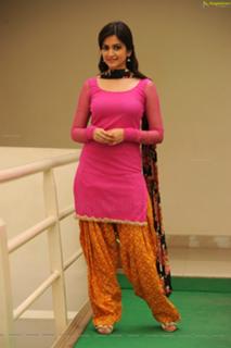 Kriti Kharbanda feet photo thumbnail