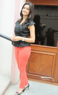 Kriti Kharbanda feet photo thumbnail