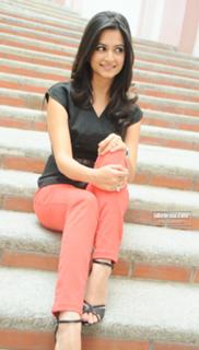 Kriti Kharbanda feet photo thumbnail