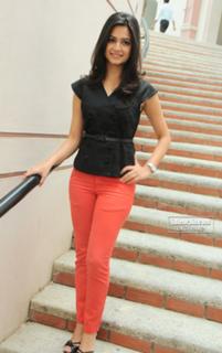 Kriti Kharbanda feet photo thumbnail