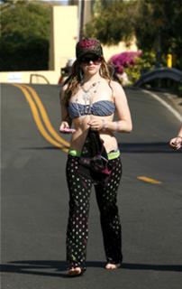 Avril Lavigne feet photo thumbnail