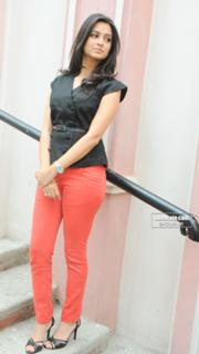 Kriti Kharbanda feet photo thumbnail