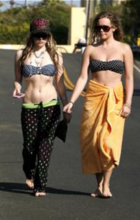 Avril Lavigne feet photo thumbnail