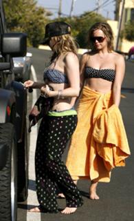 Avril Lavigne feet photo thumbnail