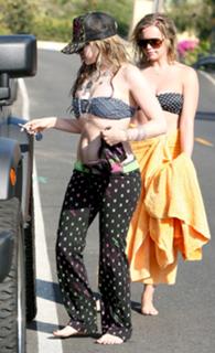 Avril Lavigne feet photo thumbnail