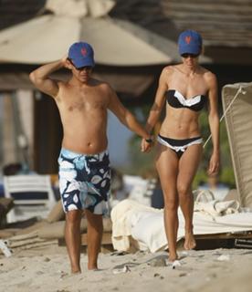 Hilary Swank feet photo thumbnail