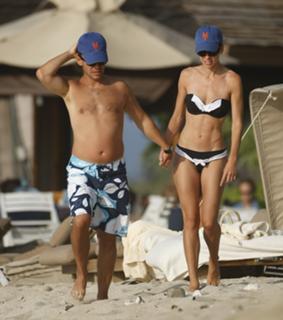 Hilary Swank feet photo thumbnail