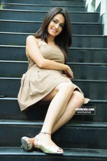 Kriti Kharbanda feet photo thumbnail
