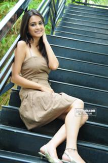 Kriti Kharbanda feet photo thumbnail