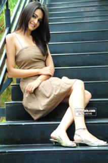 Kriti Kharbanda feet photo thumbnail