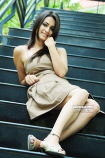 Kriti Kharbanda feet photo thumbnail