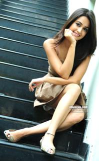 Kriti Kharbanda feet photo thumbnail