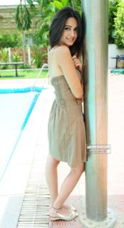 Kriti Kharbanda feet photo thumbnail