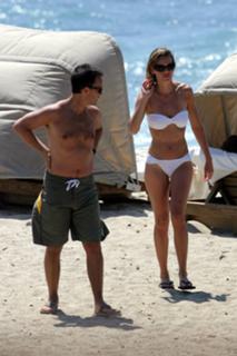 Hilary Swank feet photo thumbnail