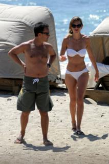 Hilary Swank feet photo thumbnail