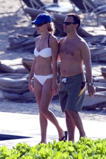 Hilary Swank feet photo thumbnail