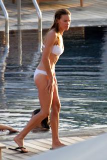 Hilary Swank feet photo thumbnail
