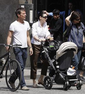 Julianna Margulies feet photo thumbnail