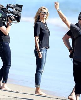 Heidi Klum feet photo thumbnail