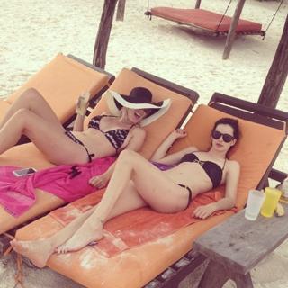 Krysten Ritter feet photo thumbnail