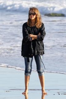 Jessica Alba feet photo thumbnail