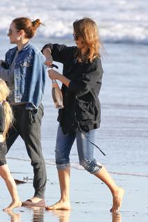 Jessica Alba feet photo thumbnail
