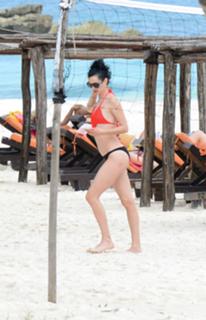 Krysten Ritter feet photo thumbnail