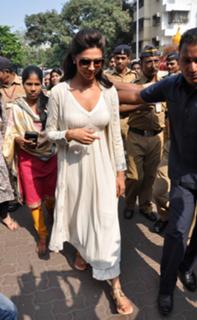 Deepika Padukone feet photo thumbnail