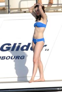 Anne Hathaway feet photo thumbnail