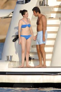 Anne Hathaway feet photo thumbnail