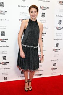 Shailene Woodley feet photo thumbnail