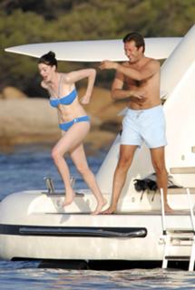Anne Hathaway feet photo thumbnail