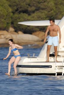 Anne Hathaway feet photo thumbnail