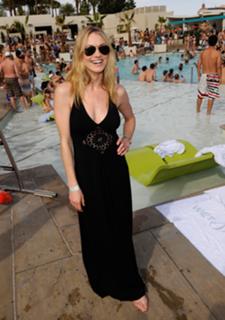 Yvonne Strahovski feet photo thumbnail
