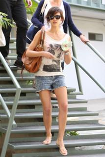 Jessica Alba feet photo thumbnail