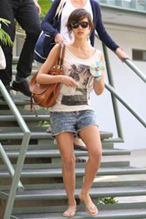 Jessica Alba feet photo thumbnail