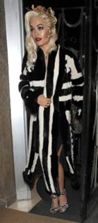 Rita Ora feet photo thumbnail