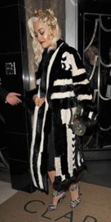 Rita Ora feet photo thumbnail